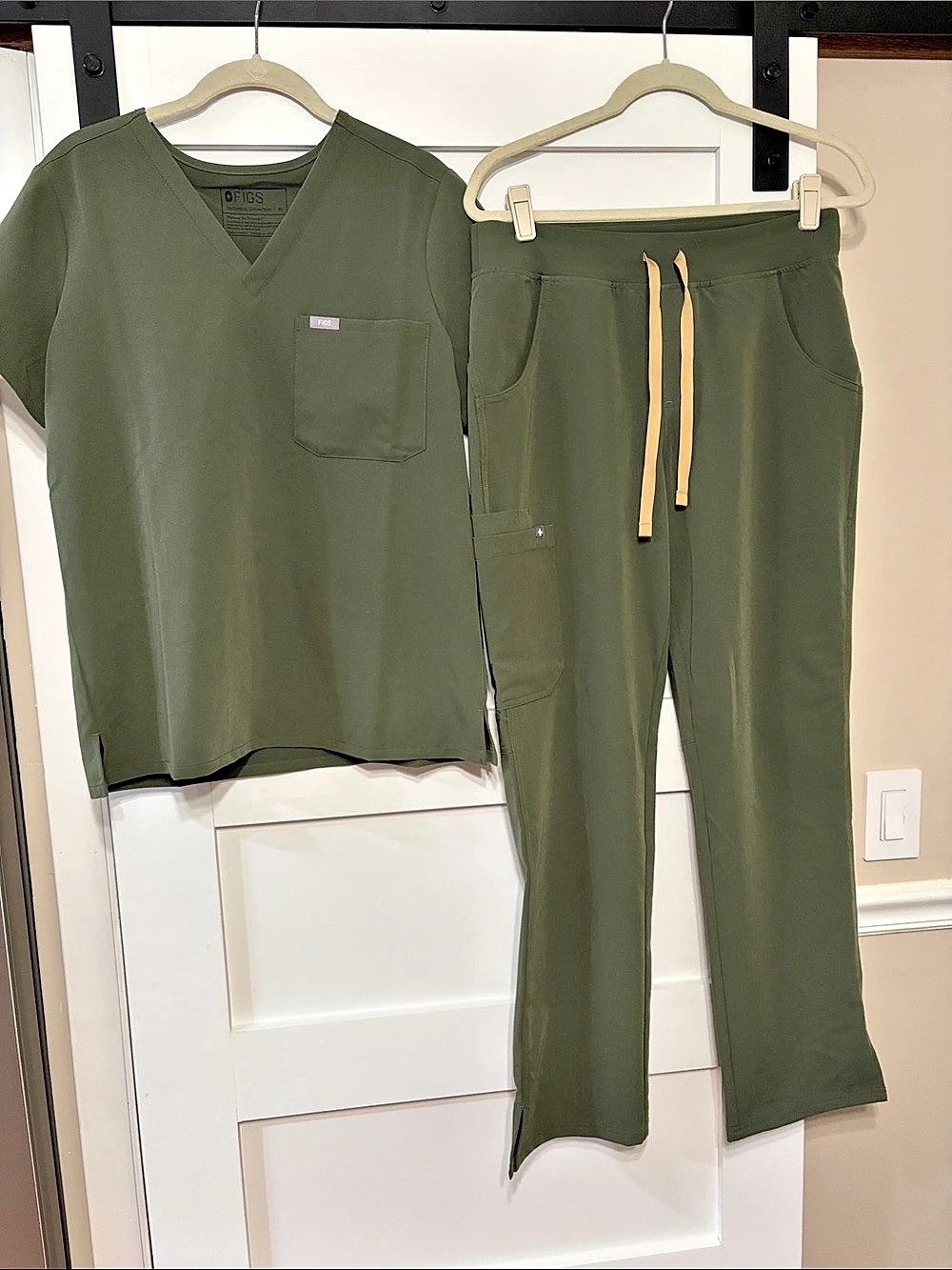 FIGS Catarina Scrub Top and Kade  Scrub Pants Set